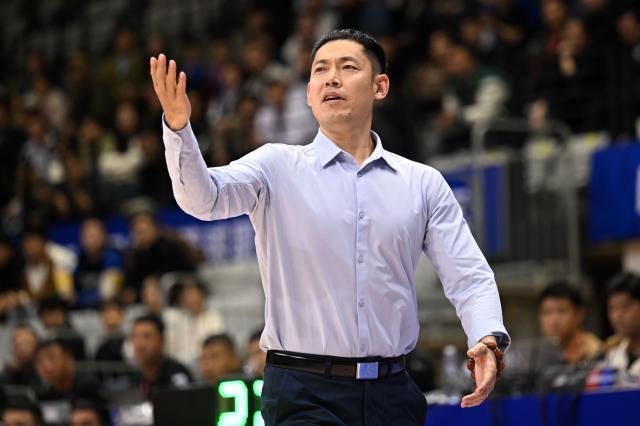 啃下决战从小组顺利突围 张庆鹏篮球哲学的胜利