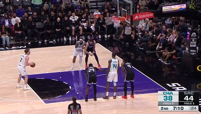 yl23455永利注册登录-什么叫顶级射手！克尼佩尔兜出来直接三分 德罗赞扑防不及送加罚