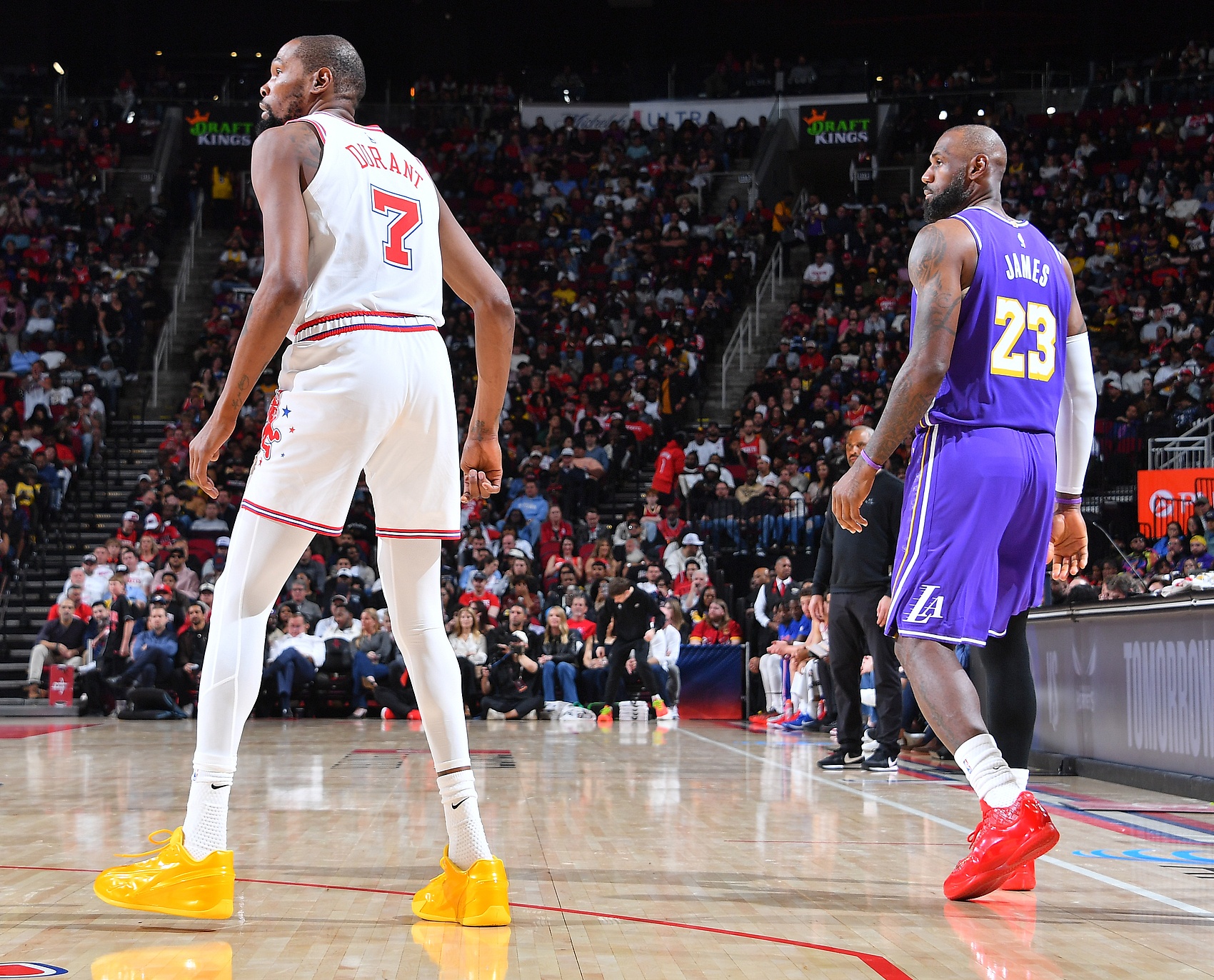 东里场均56.8分13.8助！湖人真正意义残阵 湖火实力对比几几开？