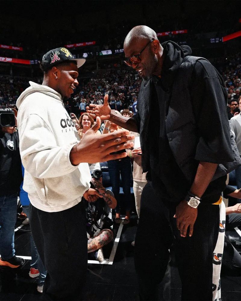 新老狼王！NBA官方分享加内特与爱德华兹互相拥抱致意的瞬间